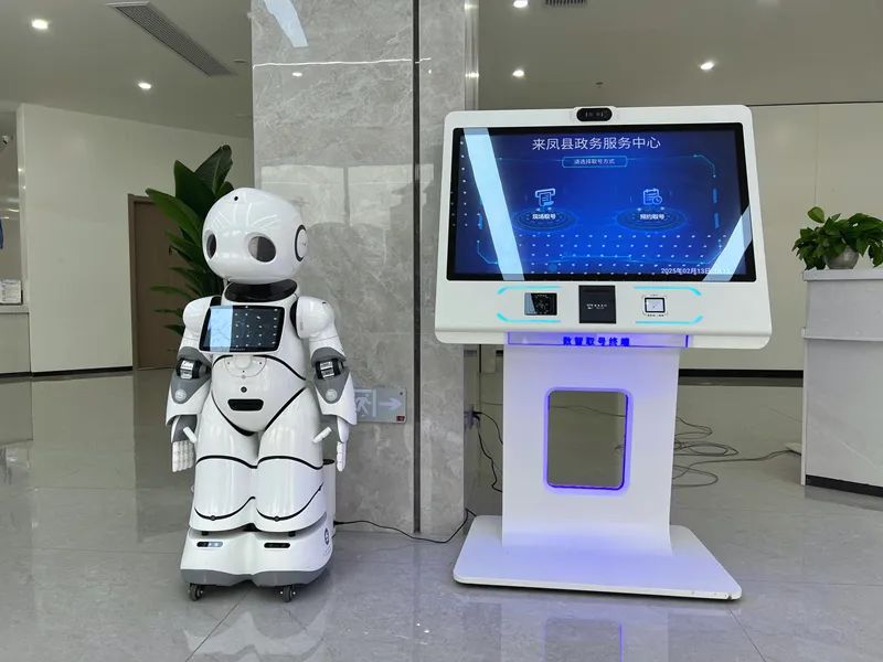來(lái)鳳縣政務(wù)大廳的“智能新同事”上崗！萬(wàn)德昌創(chuàng)新智能助力政務(wù)服務(wù)再升級(jí)